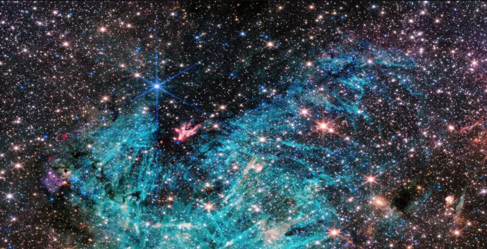 NASA韦伯望远镜捕捉到银河系中心的婴儿星团