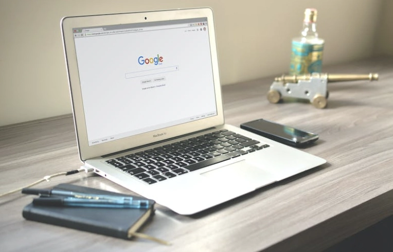 Google  Chrome 浏览器设置开辟 AI 专栏：可组织标签页、撰写文本等