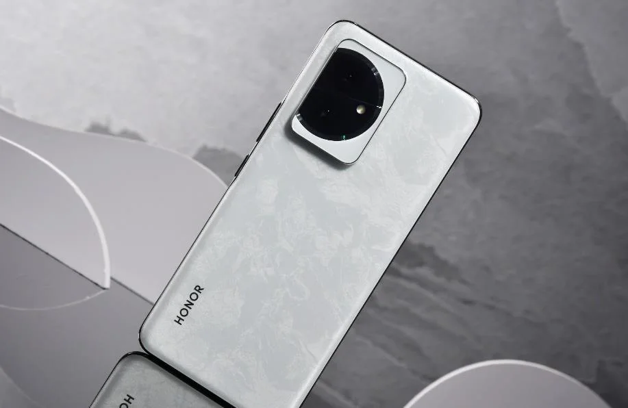 荣耀HONOR 100系列手机首次内置自家云服务、钱包等应用