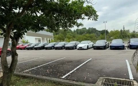 特斯拉Tesla Model 3焕新版车型抵达马来西亚交付中心 预计12月8日交付