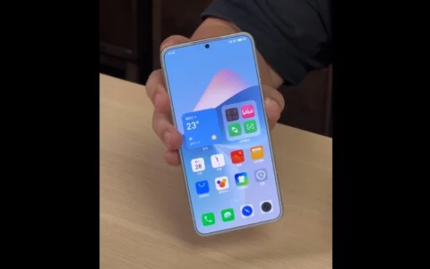 魅族MEIZU 21白色真机上手图曝光 采用四等边直屏设计