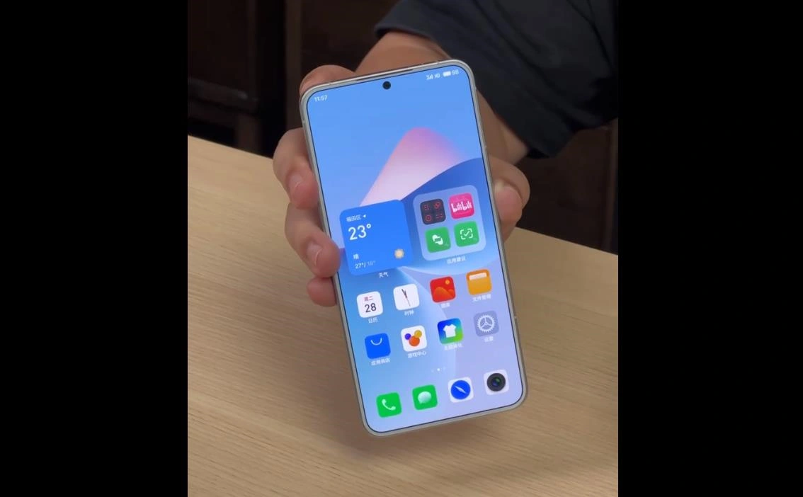 魅族MEIZU 21白色真机上手图曝光 采用四等边直屏设计