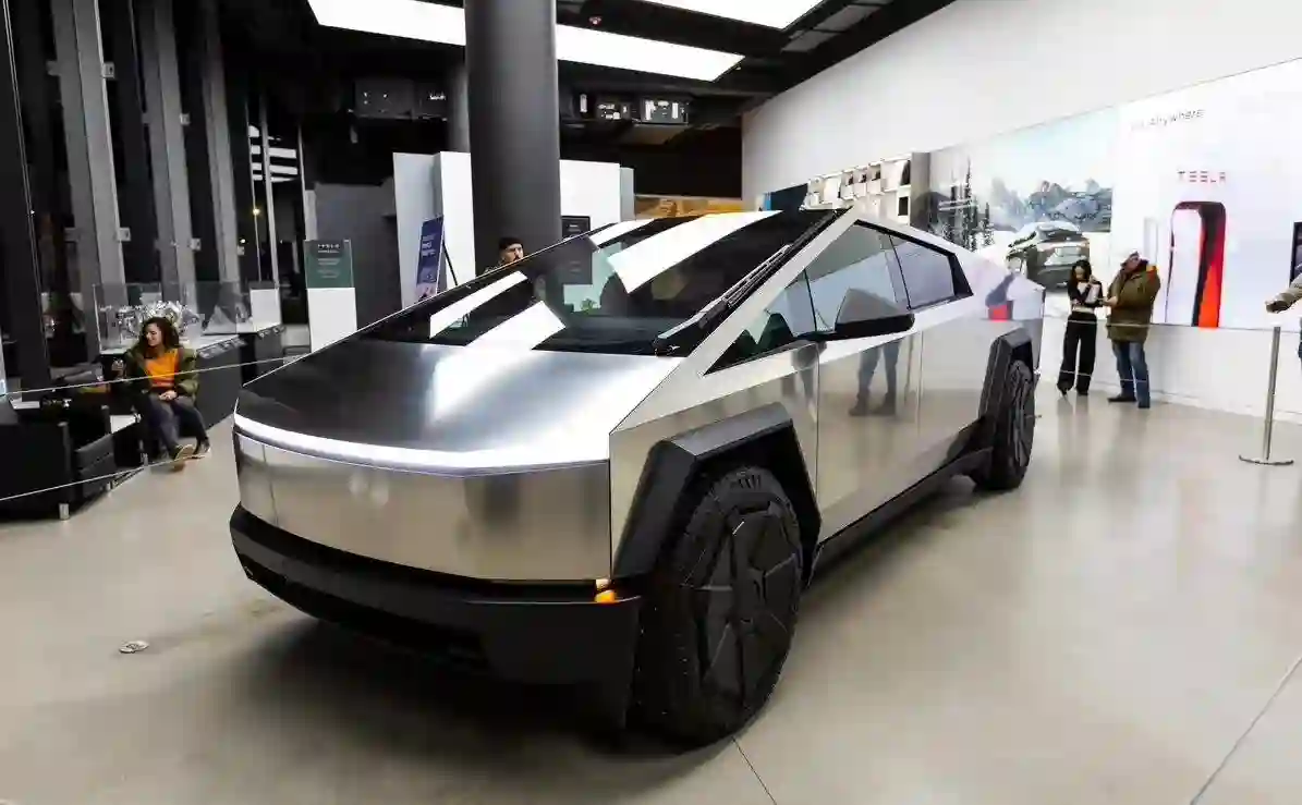 特斯拉Tesla首批Cybertruck纯电皮卡交付 0-60英里/小时加速2.6秒