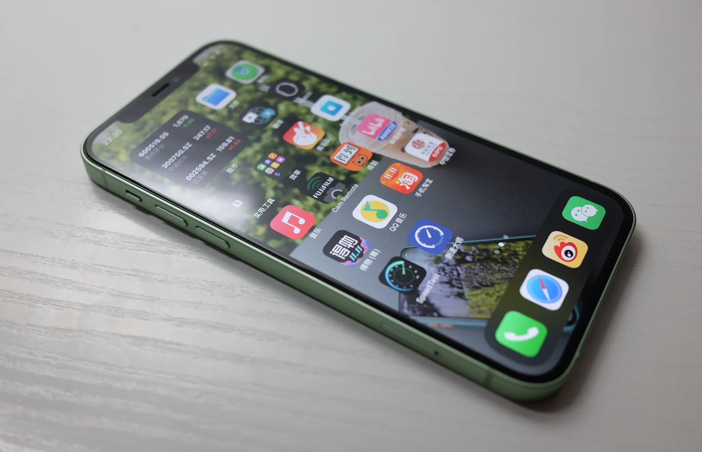 LG Innotek被曝研发屏下摄像头 或为苹果iPhone 16手机攒大招？