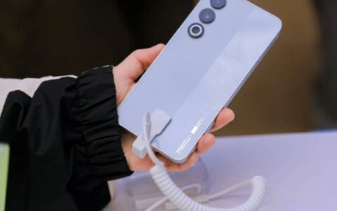 魅族MEIZU 21银河定制版真机亮相 后盖采用拼色设计