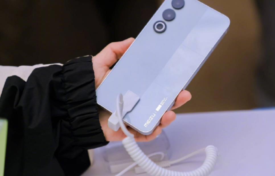 魅族MEIZU 21银河定制版真机亮相 后盖采用拼色设计