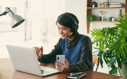 加拿大BEST BUY索尼Sony WH-CH720N耳挂式降噪蓝牙耳机优惠100美元，售价149.99美元