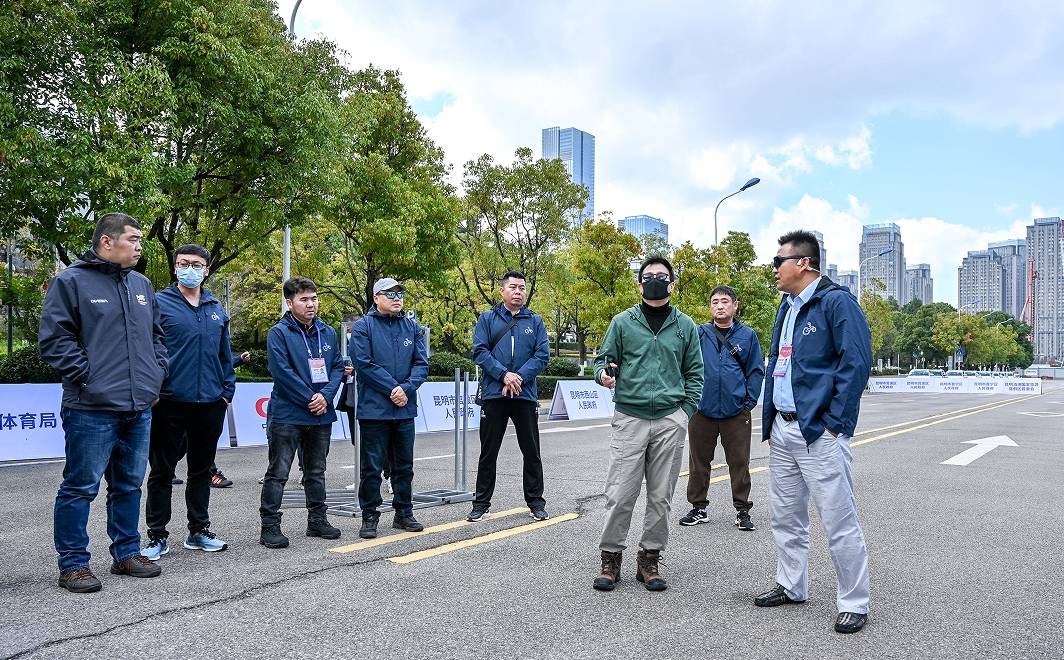 环滇池侧记｜做好服务保障 为参赛选手护航 