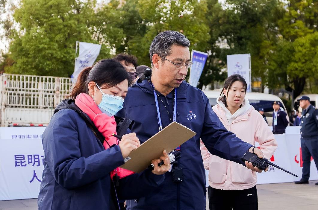 环滇池侧记｜做好服务保障 为参赛选手护航 