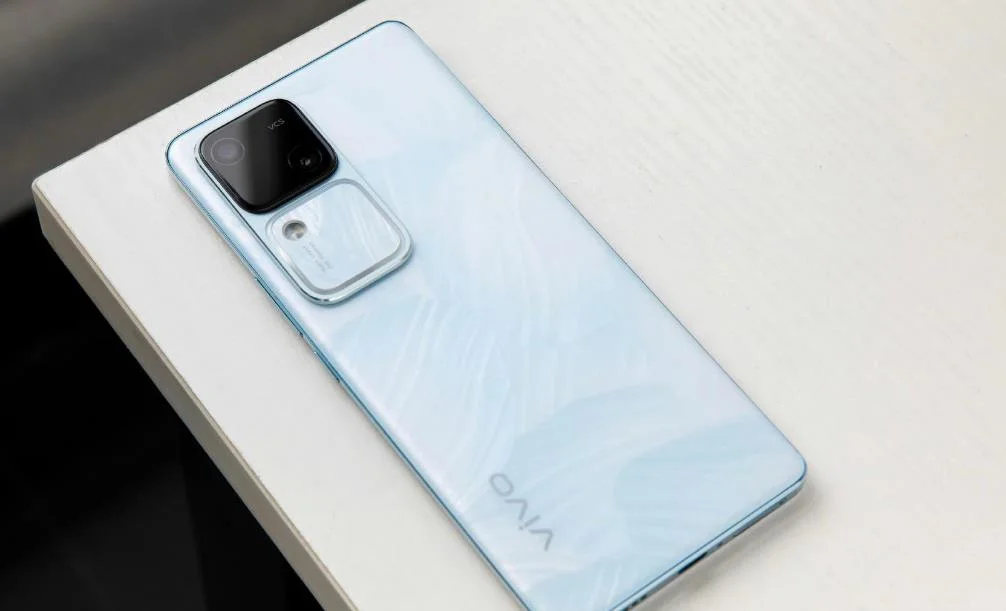 vivo S18手机正式开售 搭载自研AI蓝心大模型