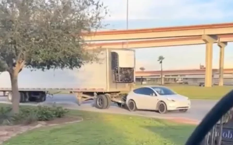 特斯拉Tesla Model Y惊现拖车场景 安全性与合法性引关注