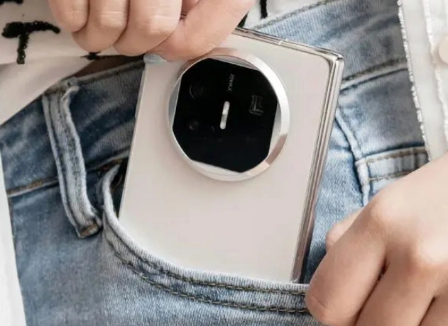 华为Matex5和Apple苹果iPhone15pro信号对比测试：华为Mate x5完胜