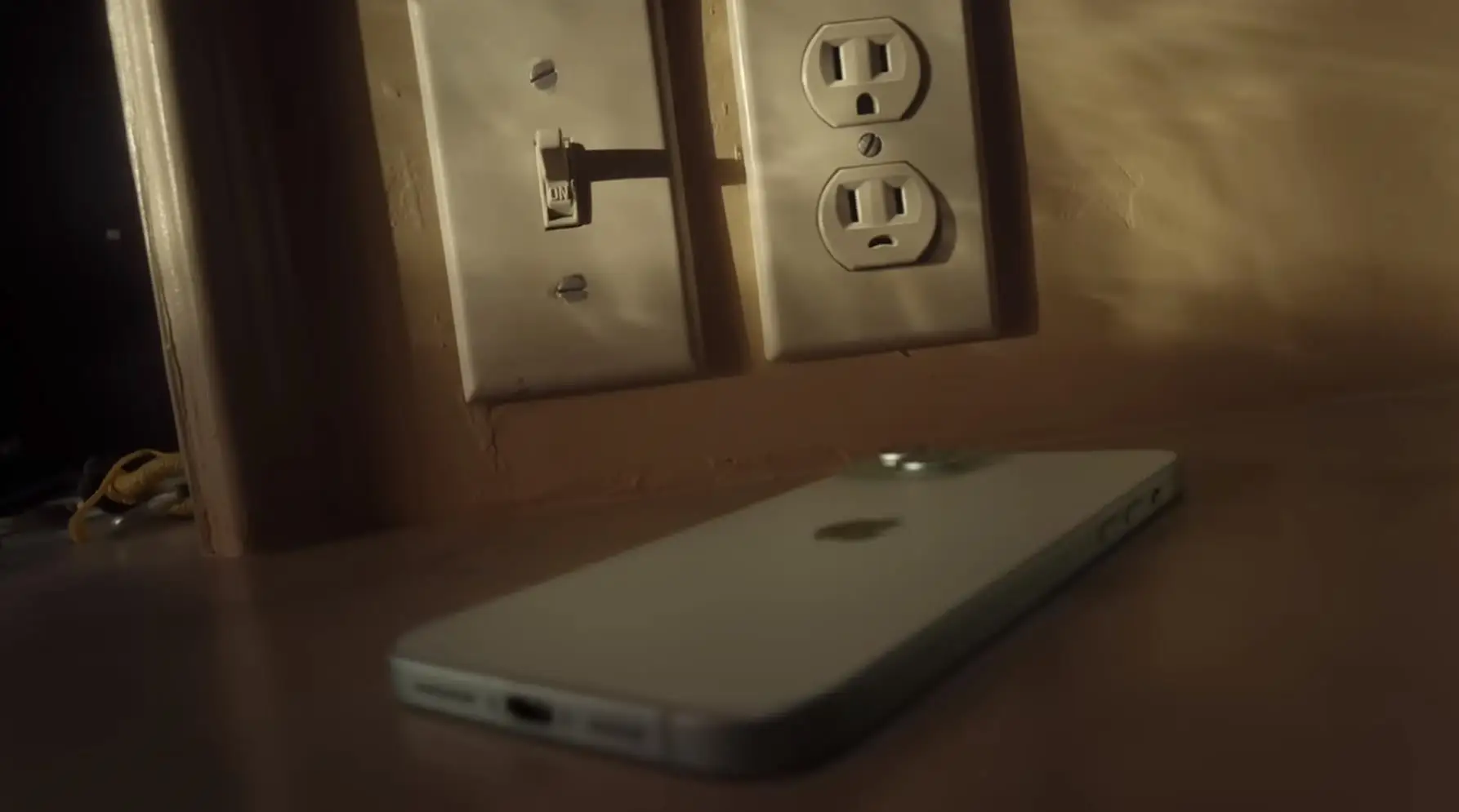 苹果Apple发布iPhone 15 Plus广告：大屏幕，长续航，尽显卓越性能