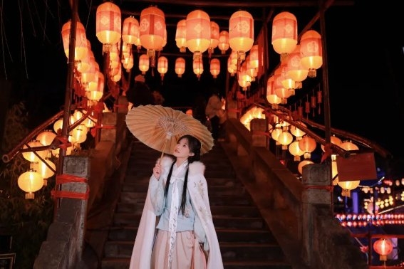 华灯祈愿，横店春节大庙会上线迎新年