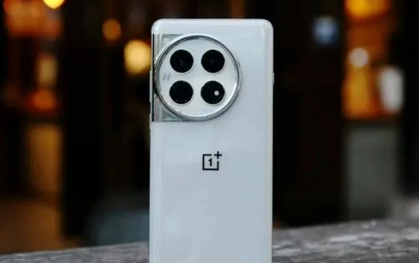 Realme真我Gt5 Pro和OnePlus 一加12全面对比评测：真的背刺了吗？