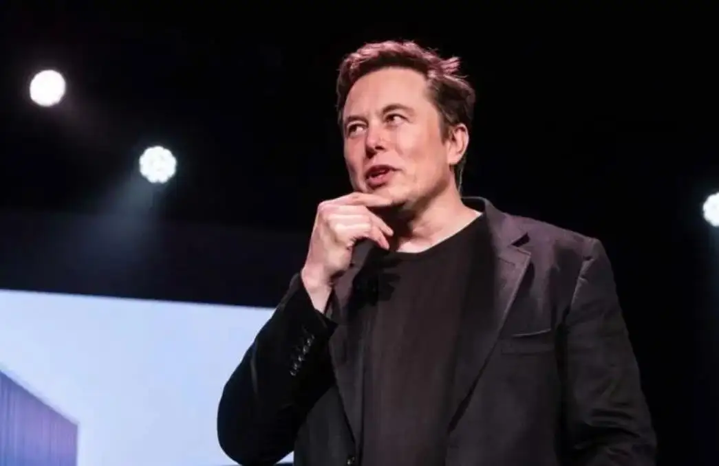 马斯克辟谣特斯拉Tesla机器人袭击工人：媒体可耻