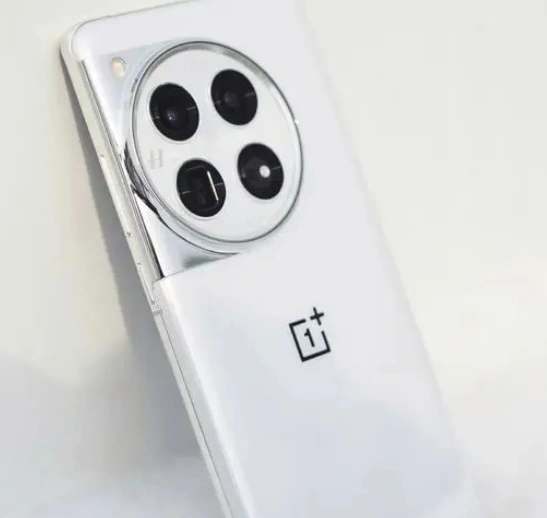realme 真我GT5 Pro和OnePlus 一加12区别对比 你更喜欢谁？