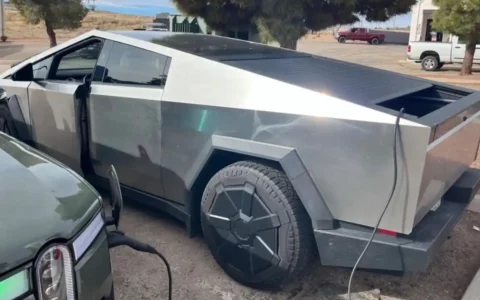 特斯拉Tesla Cybertruck被发现为Rivian R1T电动皮卡充电