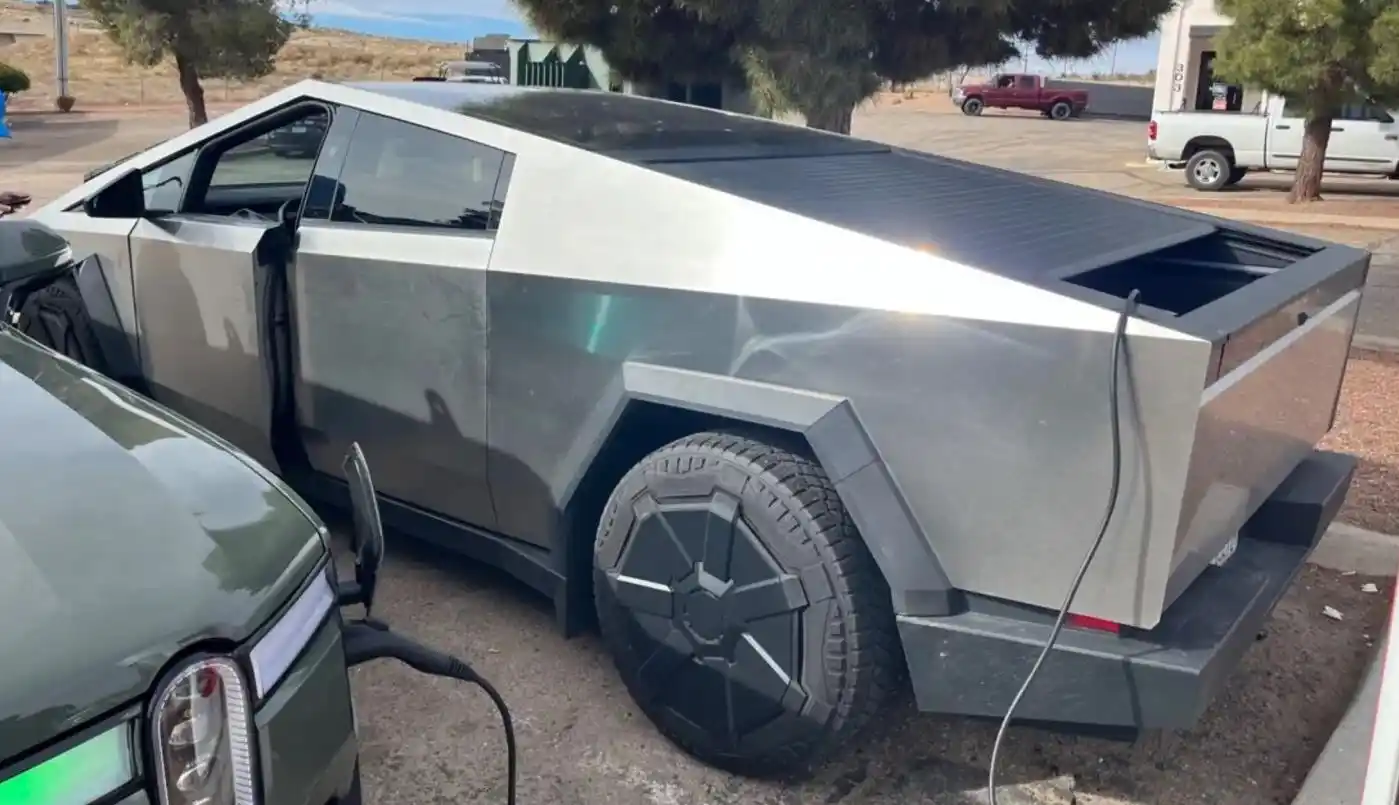 特斯拉Tesla Cybertruck被发现为Rivian R1T电动皮卡充电