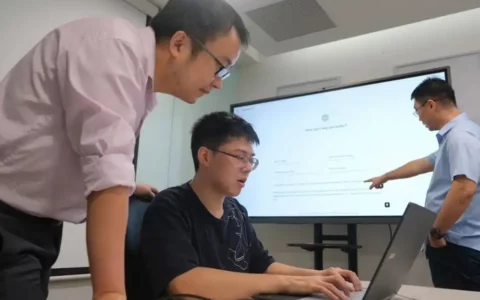 聊天机器人的黑客：使用AI入侵AI