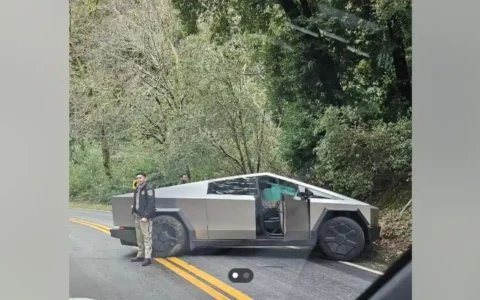 特斯拉Tesla Cybertruck皮卡发生首例事故 正常行驶途中遭外车冲撞