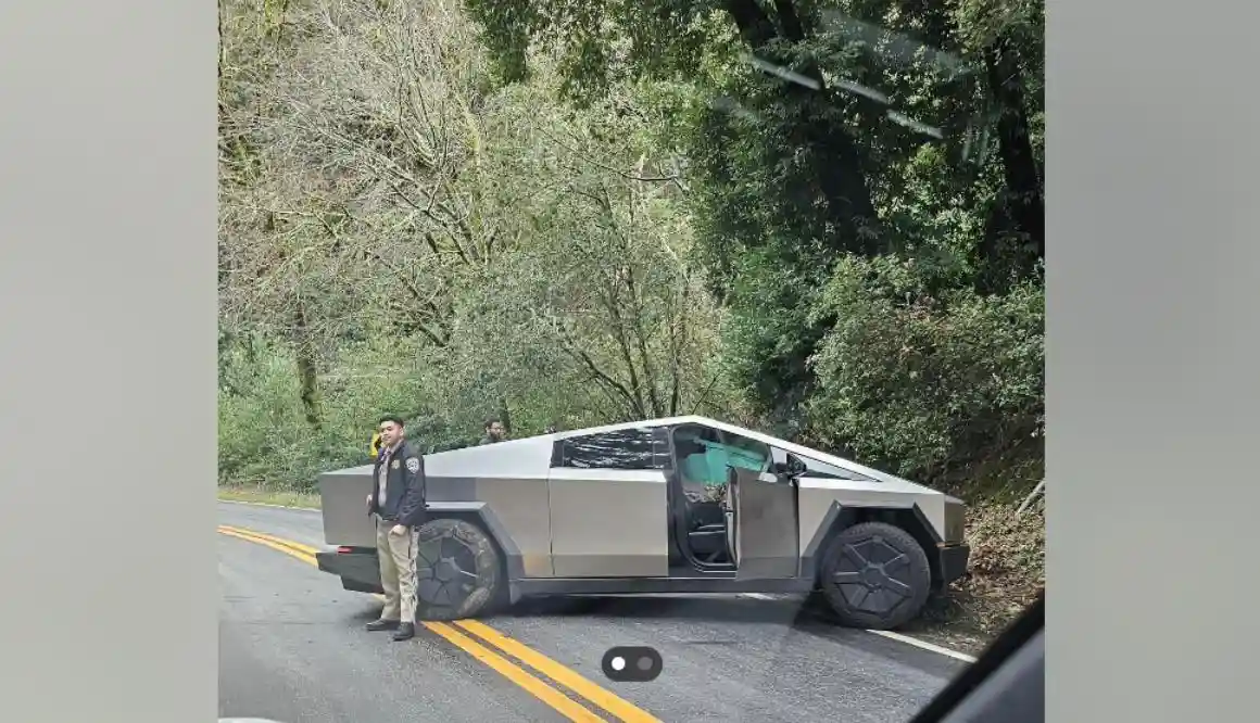 特斯拉Tesla Cybertruck皮卡发生首例事故 正常行驶途中遭外车冲撞