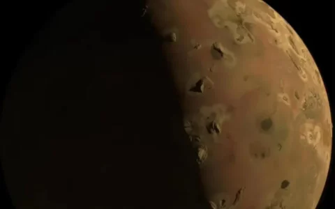 NASA朱诺号探测器近距离观察木卫一，揭示“火山地狱”新奥秘
