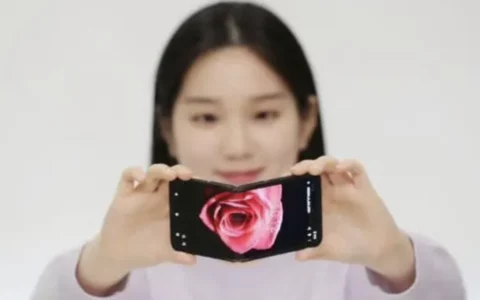三星Samsung 全新折叠屏技术亮相CES 2024：In&Out Flip实现360°双向折叠