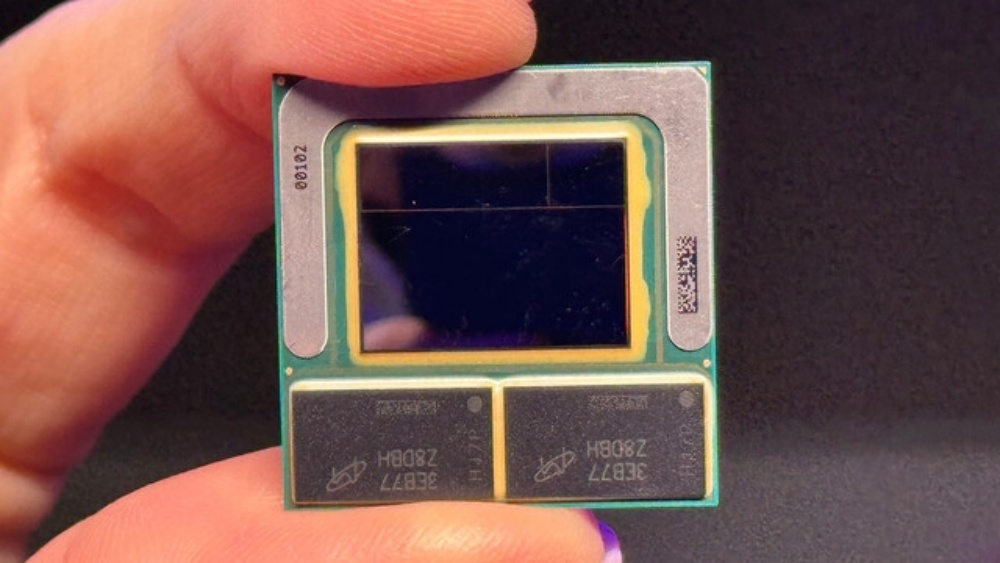 Intel英特尔在CES 2024上展出未来酷睿Ultra：功耗仅8W