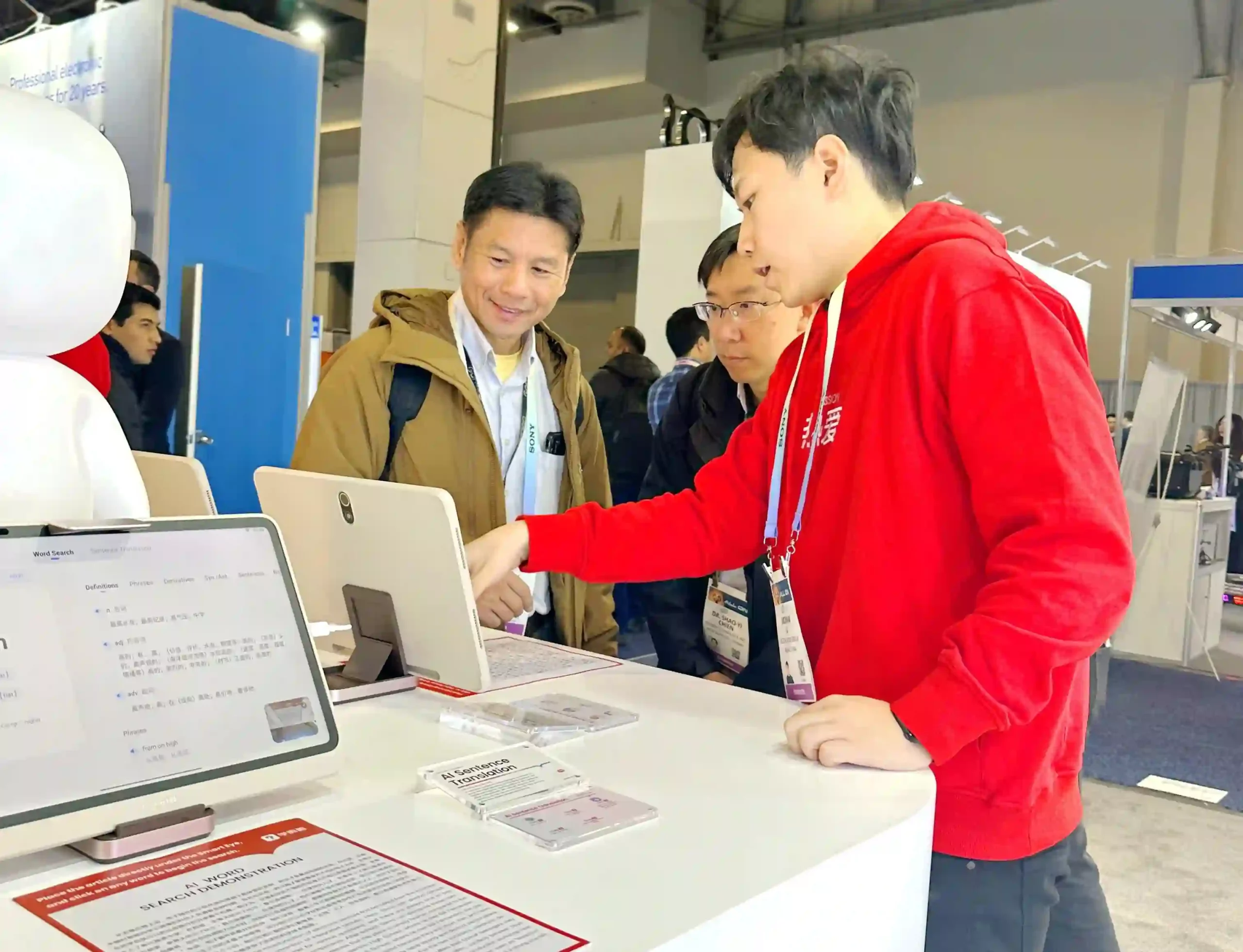 CES现场老外学写中国汉字 学而思学习机带动中华文化传播