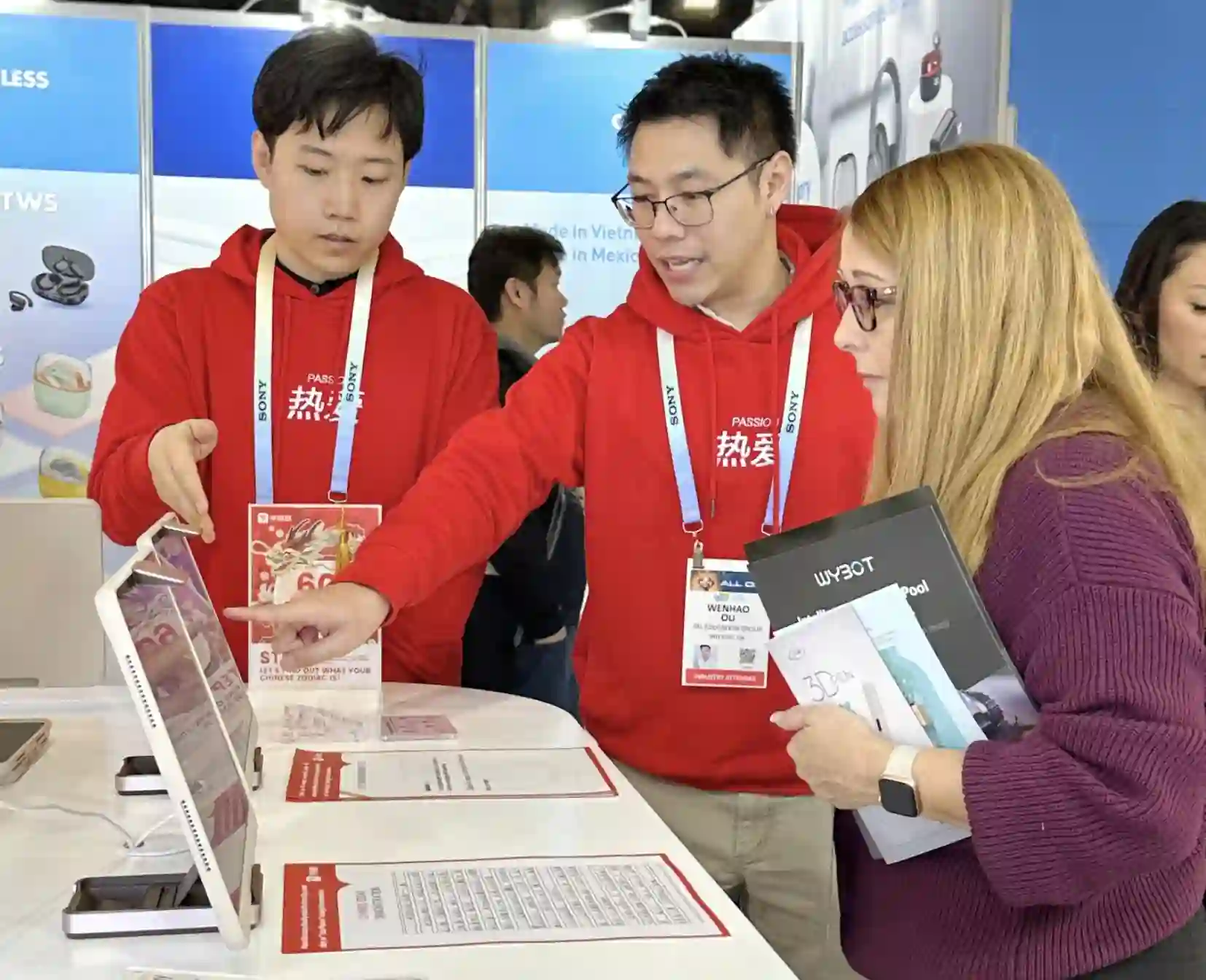 CES现场老外学写中国汉字 学而思学习机带动中华文化传播