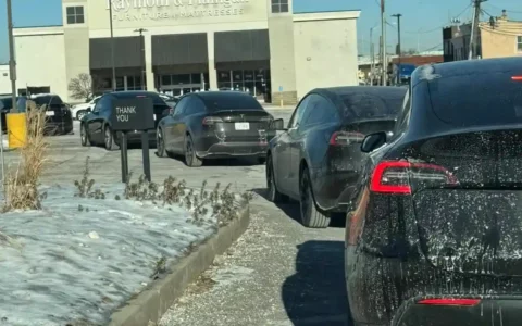 美国纽约特斯拉Tesla增压器被新优步Uber司机淹没