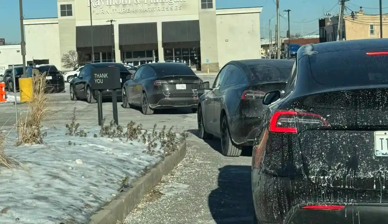 美国纽约特斯拉Tesla增压器被新优步Uber司机淹没