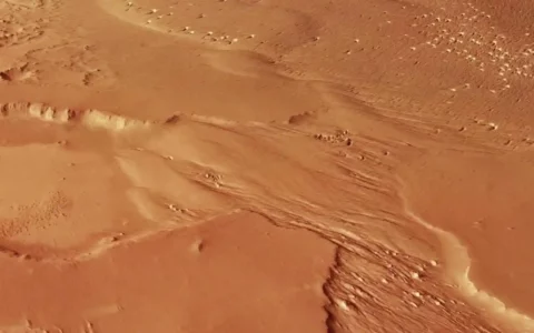 欧洲航天局"火星快车"在火星赤道发现巨大地下冰层