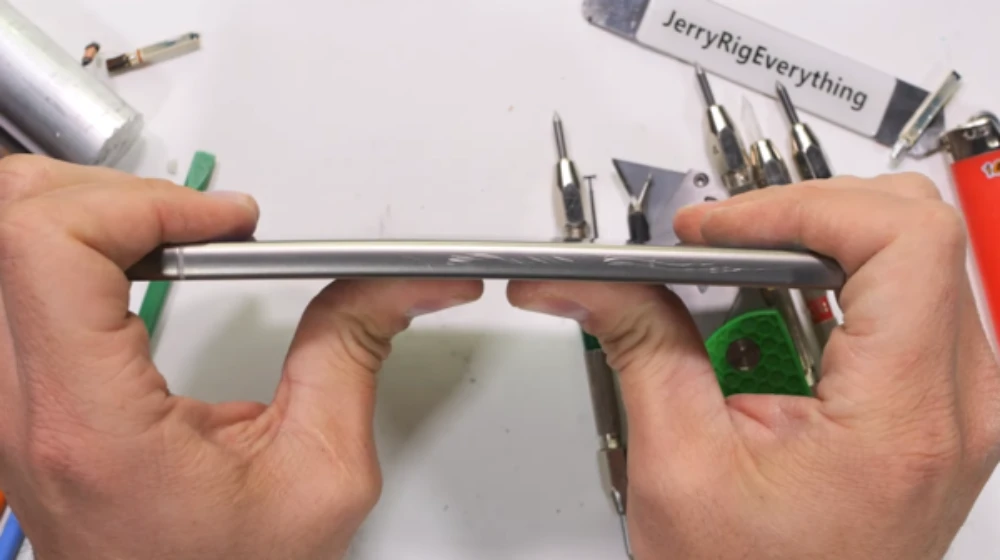 三星Samsung Galaxy S24 Ultra钛合金机身和大猩猩装甲玻璃YouTube网友实测结果惊人！
