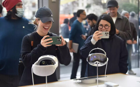 在苹果Apple Vision Pro发布会上，Apple 员工数量超过了顾客数量