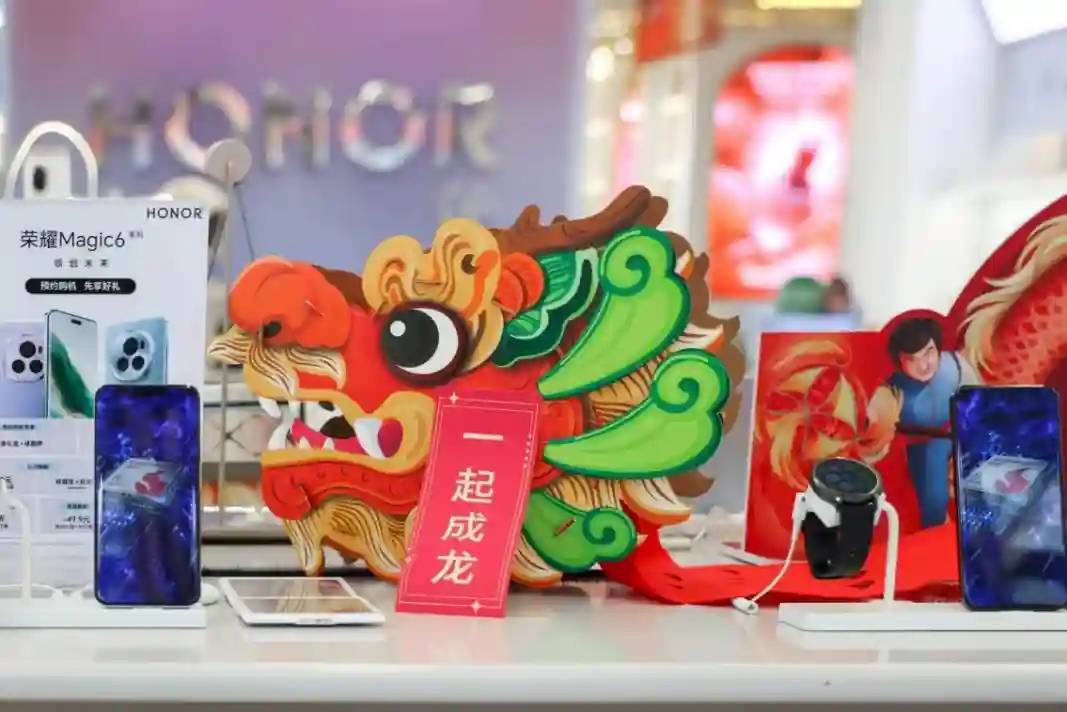“新年荣耀 一起成龙”，荣耀携手品牌龙年大使成龙花式送祝福