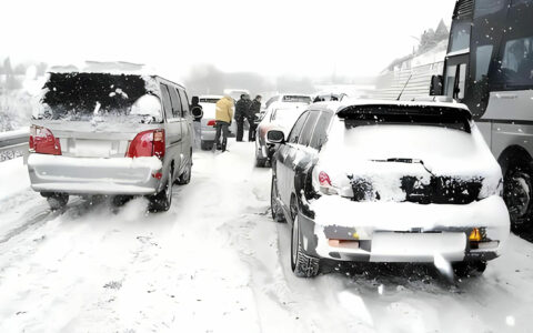 新能源汽车在暴雪中遇挑战：续航短板凸显，替代燃油车声音减弱