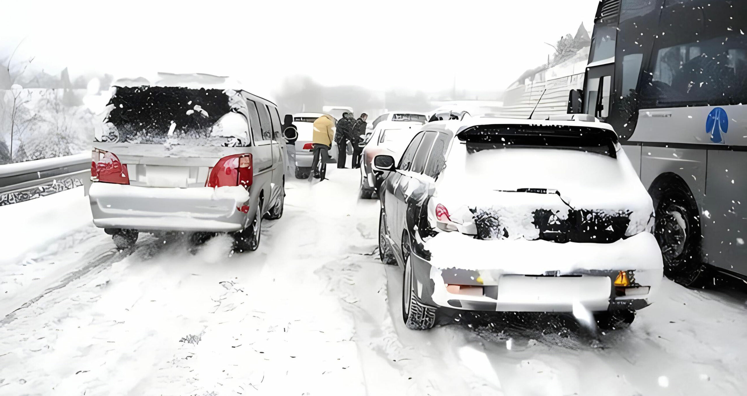 新能源汽车在暴雪中遇挑战：续航短板凸显，替代燃油车声音减弱