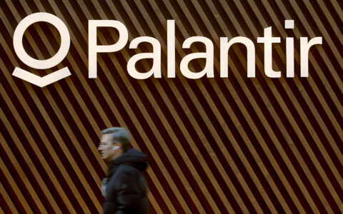 帕兰提尔Palantir营收超预期，人工智能AI需求旺盛，股价飙升30%