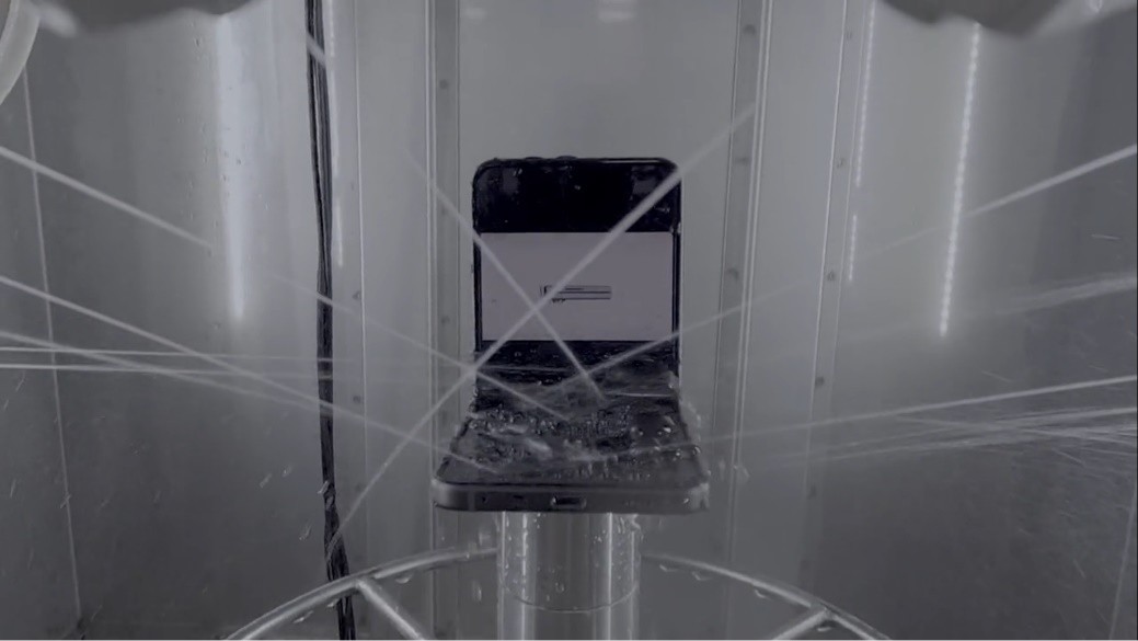 经历严苛测试方显耐用本色 一探三星Galaxy Z Flip5为何坚固可靠