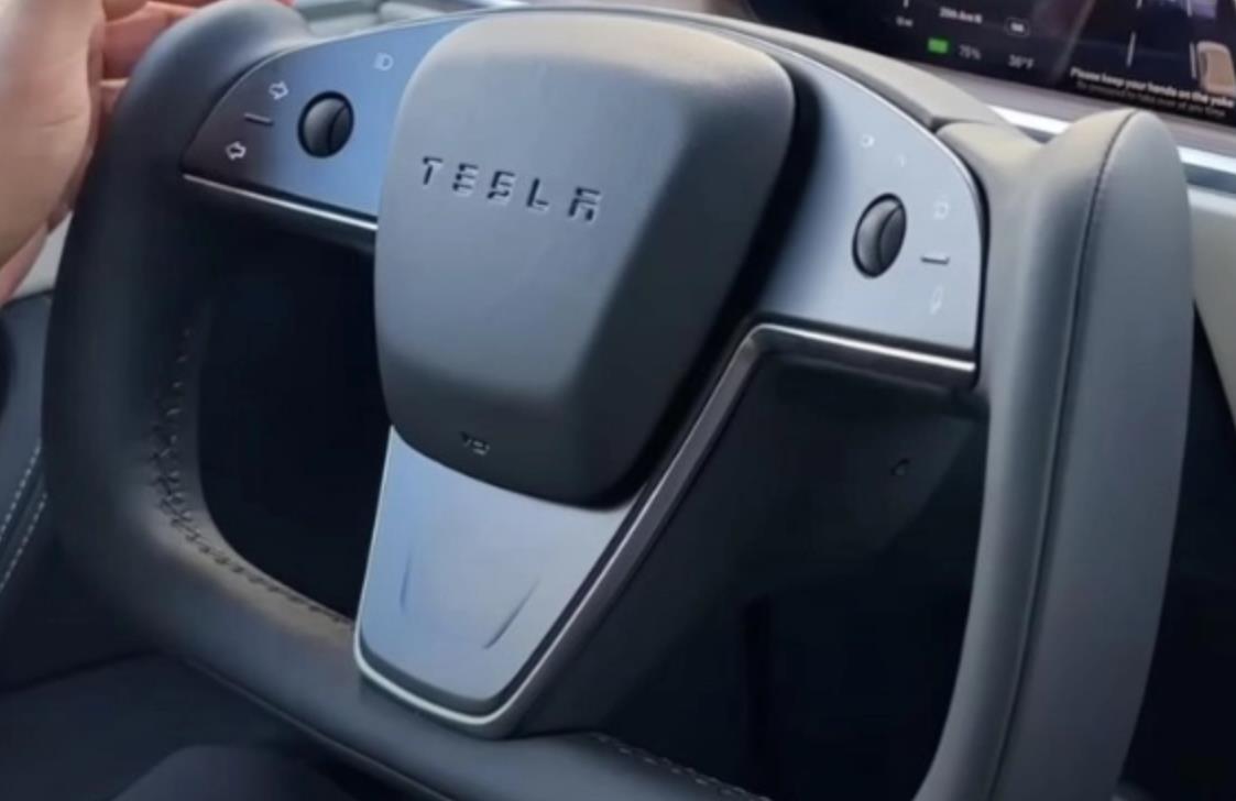 特斯拉Tesla新款Yoke方向盘亮相：融入物理喇叭按钮，提升驾驶体验