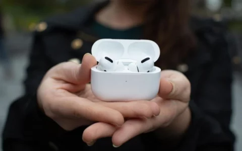 传闻苹果研发新AirPods与AI智能眼镜：未来可穿戴设备领域的新突破