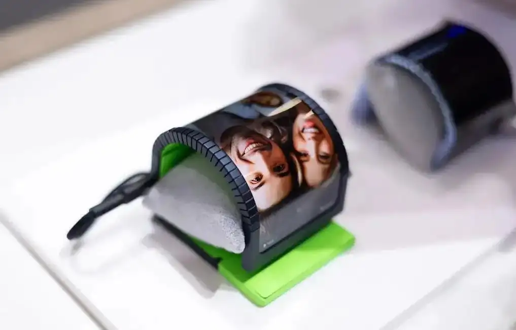 MWC 2024：三星推出Samsung Cling Band概念手机，可弯曲佩戴在手腕上