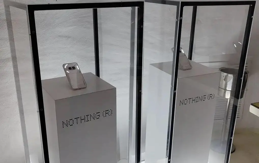 MWC 2024：Nothing Phone (2a) 白色版亮相，搭载三灯条Glyphs系统
