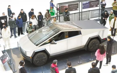 特斯拉电动皮卡Cybertruck亮相武汉，科幻造型引发热议