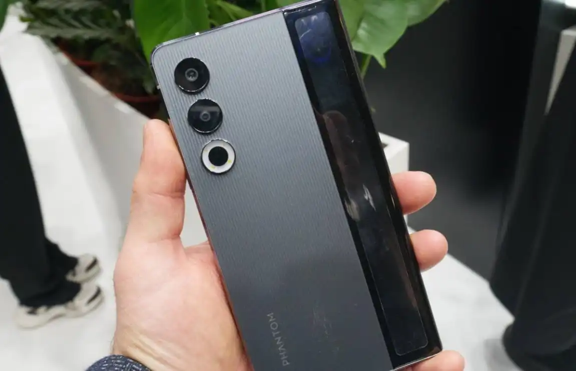 传音Phantom Ultimate原型机亮相MWC 2024 可滚动手机成真
