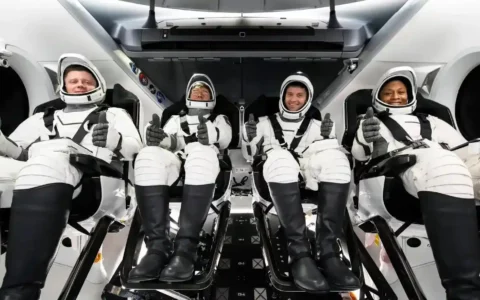 SpaceX成功发射NASA第八次载人航天任务