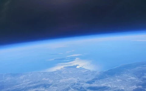 三星Galaxy S24 Ultra在太空视角下的地球之美