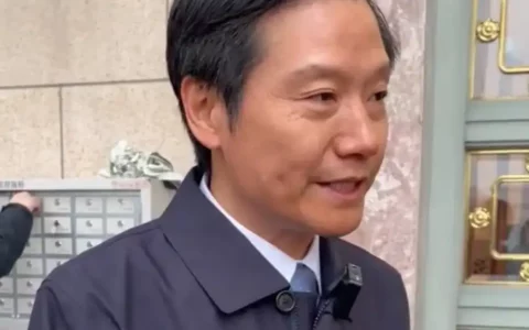雷军造车路艰辛，近照显苍老引热议：小米汽车面临市场激战